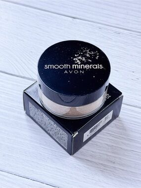 NIB Avon Smooth Minerals Powder Foundation Light Beige F0345 0.2 oz
